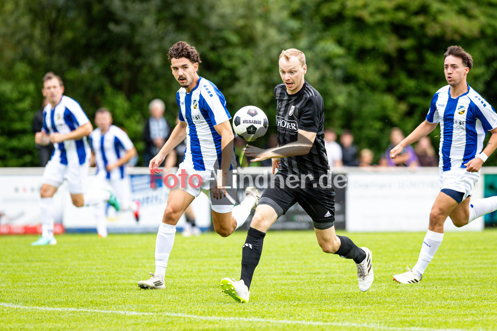 SV Polling gegen SV Planegg-Krailing | Fußball Herren Bezirksliga Oberbayern Süd 2025/26 1. Spieltag, SV Polling gegen SV Planegg-Krailing, 20250727,Philipp SELIGMANN (SV Polling 9) in Aktion, 2025-07-27 in Polling (Sportplatz Polling), Philipp SELIGMANN (SV Polling 9), Leonardo LAJQI (SV Planegg-Krailing 22), Copyright: WolfgangxLindner www.foto-lindner.de