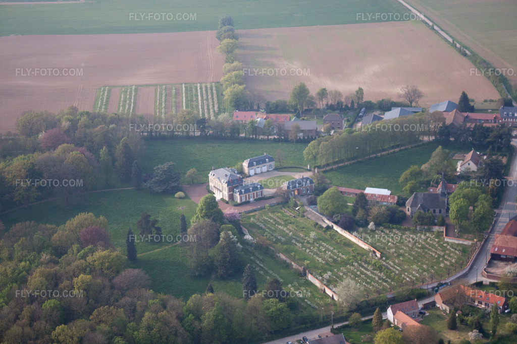 Aerial view: View of the town in Hendecourt-lès-Ransart in the state Pas de Calais, France. – Photo: IMG_40088.jpg taken on 04/17/2011 by Werner Riehm/FLY-FOTO.com – Resolution of the original: 4752 x 3168 px