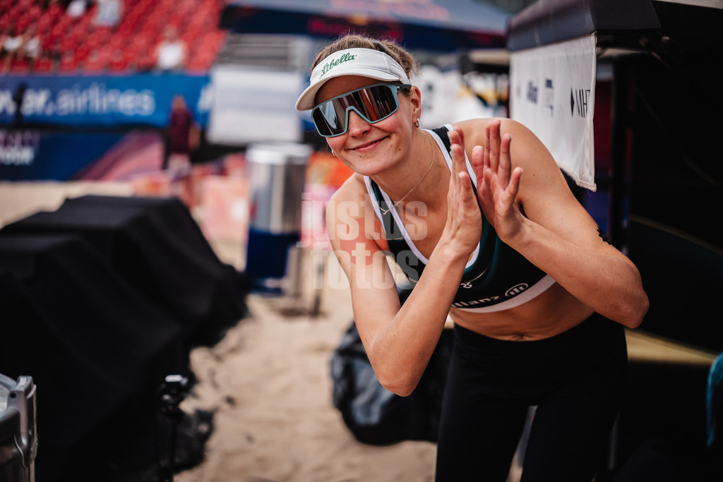Beachvolleyball | Frauen | Allianz German Beach Tour 2025 | Tourstop Berlin | 22.08.2025 | Sarah Schulz läuft ins Stadion ein