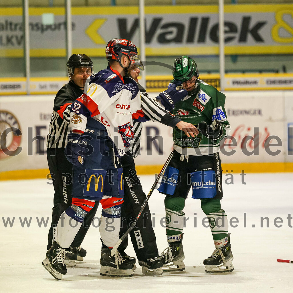 2024-01-05_137_TSV_Erding_gegen_VfE_Ulm-Neu-Ulm | Erding, Deutschland, 05.01.2024:
Eishockey, Bayernliga Vorrunde 2023 / 2024, 22. Spieltag, TSV Erding gegen VfE Ulm/Neu-Ulm, Endergebnis: 7:6

Justin Unger (VfE Ulm/Neu-Ulm e. V., #92), Erik Modlmayr (Erding Gladiators, #21)

Foto: Christian Riedel / fotografie-riedel.net