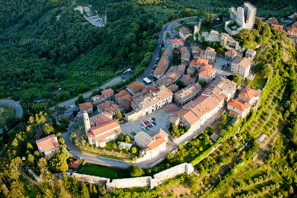 Aerial view: Old town area and city center in Lucignano in the state Arezzo, Italy. – Photo: IMG_27970.jpg taken on 05/30/2010 by Werner Riehm/FLY-FOTO.com – Resolution of the original: 4752 x 3168 px