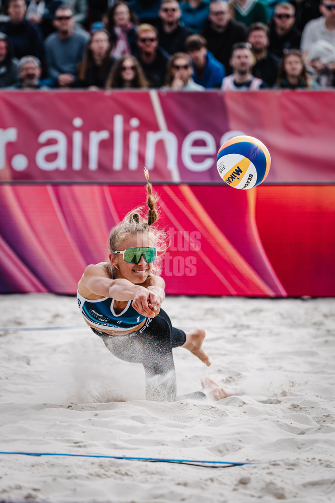 Beachvolleyball | Frauen | German Beach Tour 2024 | Tourstop Bremen | 09.06.2024 | Paula Schürholz springt zum Ball