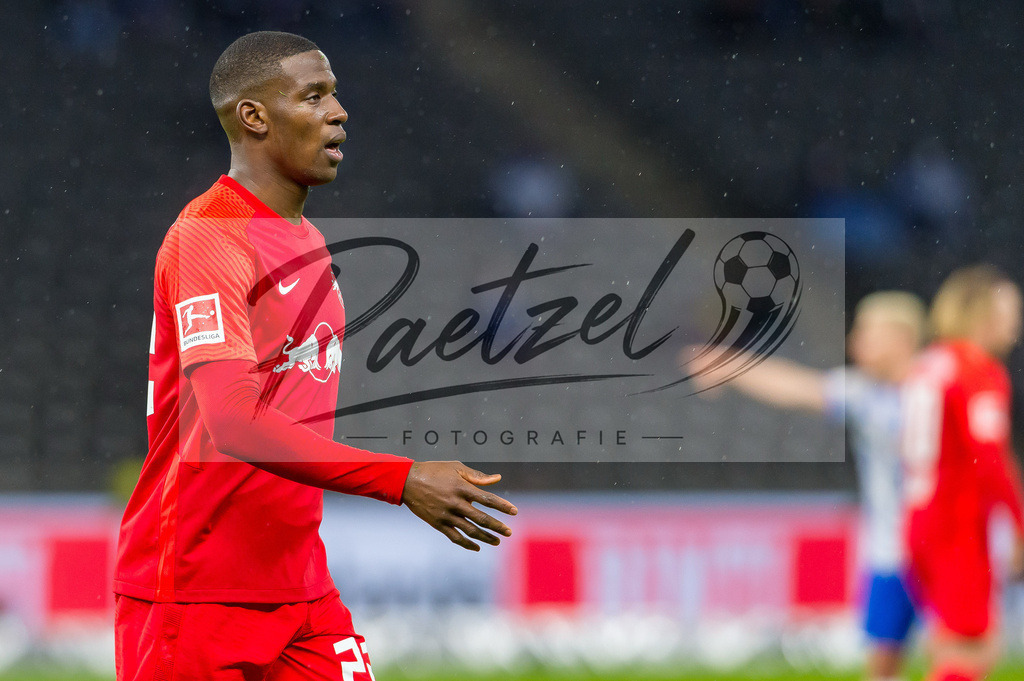 BSCRBL20220220_197 | Fussball, Herren: Nordi Mukiele (RB Leipzig) schaut bei dem Spiel der 1. Bundesliga zwischen Hertha BSC und RB Leipzig im Olypiastadion am 20.02.2022 in Berlin, Deutschland.DFB / DFL REGULATIONS PROHIBIT ANY USE OF PHOTOGRAPHS AS IMAGE SEQUENCES AND/OR QUASI-VIDEO. - Realisiert mit Pictrs.com