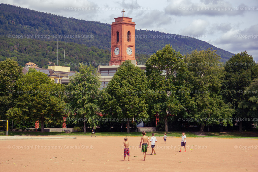 Spielplatz vor der Notre-Dame-de-l_Assomption (Neuch_tel) | Willkommen im Shop von Photography Sascha Staub. Hier findest du alle Fotos und Medieninhalten von Sascha Staub. In diesem Shop kannst du Lizenzen zu den Fotos, Drucke und Gutscheine für den Shop erwerben.  - Realisiert mit Pictrs.com