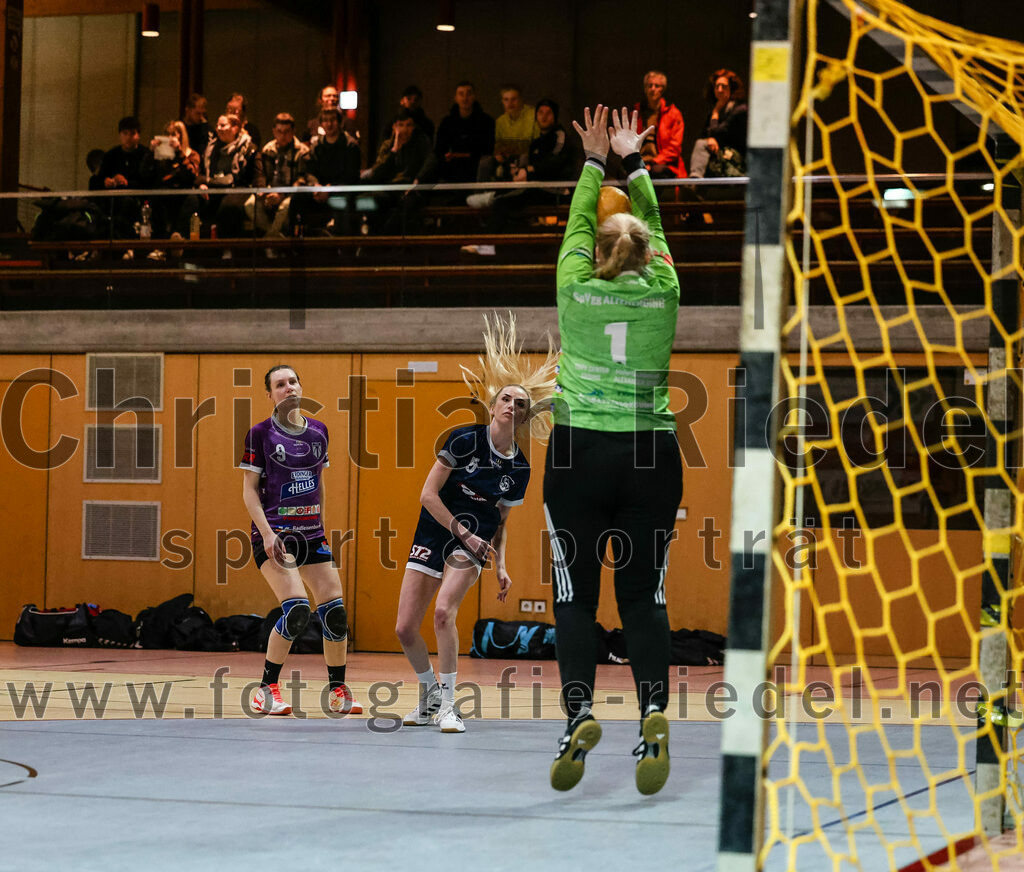 2024-02-03_058_SpVgg_Altenerding_gegen_SpVgg_Erdweg | Erding, Deutschland, 03.02.2024:
Handball, Bezirksoberliga Frauen Altbayern 2023 / 2024, 13. Spieltag, SpVgg Altenerding gegen SpVgg Erdweg, Endergebnis: 25:21

Julia Kranich (SpVgg Altenerding, #9), Monika Thätter (SpVgg Erdweg, #5), Torfrau Hanna Obermair (SpVgg Altenerding, #1)

Foto: Christian Riedel / fotografie-riedel.net