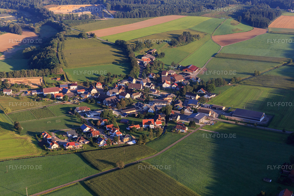 Luftbild: Ortsansicht von Süden im Ortsteil Otterswang in Pfullendorf im Bundesland Baden-Württemberg in Deutschland. Foto: IMG_094096.jpg vom 27.08.2016 durch Werner Riehm/FLY-FOTO.de