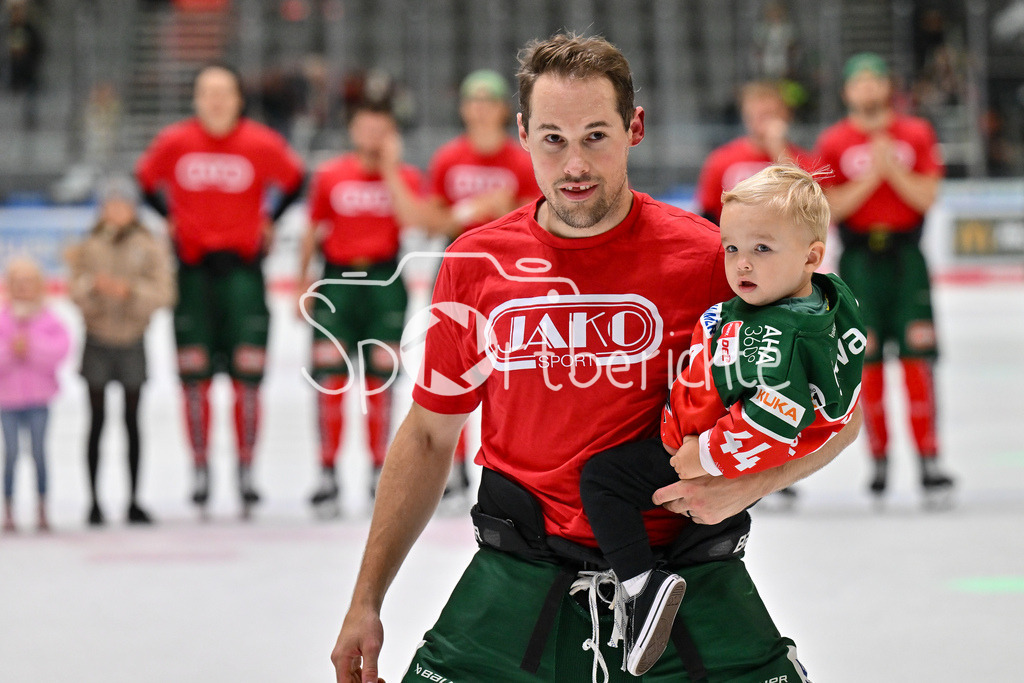Augsburger Panther - Kölner Haie | die Augsburger Panther feiern zusammen mit den Fans den Heimsieg gegen die Kolner Haie  / Nolan ZAJAC (Augsburger Panther #44) / DEL: Augsburger Panther - Kölner Haie, Curt Frenzel Stadion am 29.09.2024