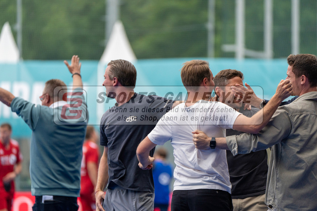 Final4_20250601-1510-HK108707 | Krefeld, Deutschland, 01.06.2025:  Feldhockey Final4 2025 – „Deutsche Feldhockey-Meisterschaften 2025“ Crefelder HTC - Rot-Weiss Köln (Finale Herren) im Gerd-Wellen-Hockeyanlage am 01.06.2025 in Krefeld, Deutschland. (Foto von Kramhöller/Fehrmann/Kaste)Krefeld, Germany, 01.06.2025: Feldhockey Final4 2025 – „Deutsche Feldhockey-Meisterschaften 2025“ Harvestehuder HTC - Düsseldorfer HC (Finale Damen) in Gerd-Wellen-Hockeyanlage at 01.06.2025 in Krefeld, Deutschland. (Foto from Kramhöller/Fehrmann/Kaste)