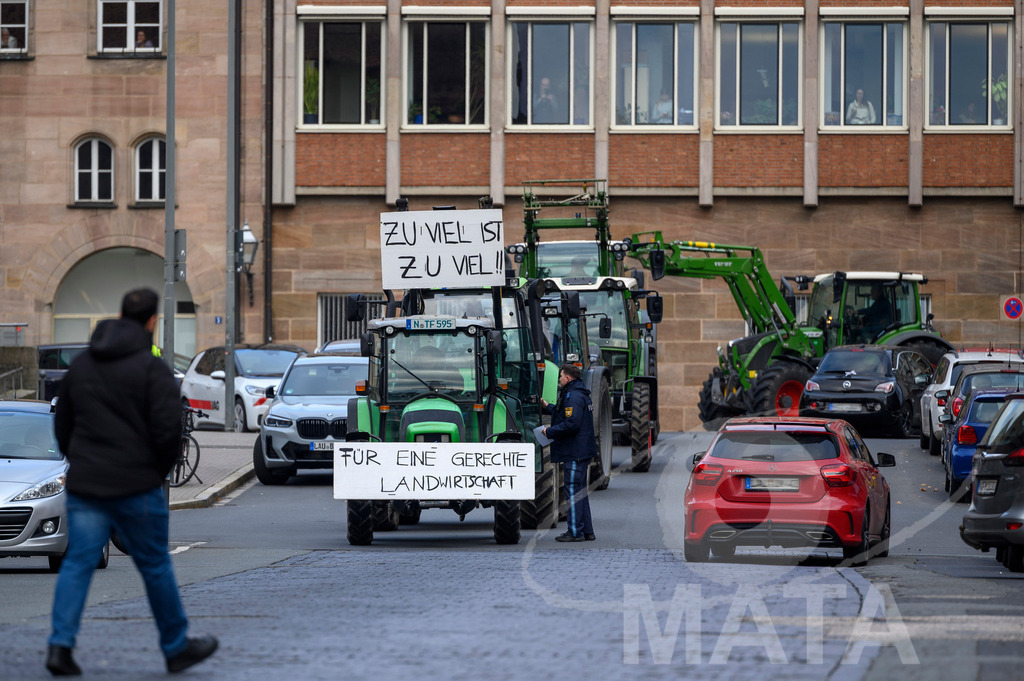 _DWA4181 | Bauerndemo gegen Agrarpolitik der Bundesregierung  auf dem Straße Obstmarkt und Hauptmarkt . Nürnberg, 08.01.2024 - Realisiert mit Pictrs.com