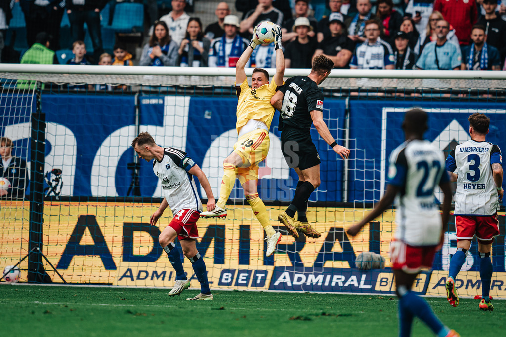Fußball | Männer | Saison 2023/2024 | 2. Fußball-Bundesliga | 28. Spieltag | Hamburger SV vs. 1. FC Kaiserslautern | 06.04.2024 | Matheo Raab (#19, HSV) sichert den Ball