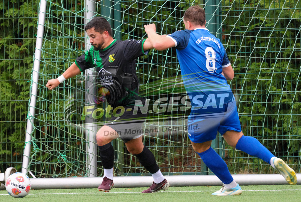 SC Enger - TuS Hücker-Aschen | Auf dem Bild zu sehen: schwarz SC Enger: Harun Saglam ; blau TuS Hücker-Aschen: Matthias Riebe SC Enger, TuS Hücker-Aschen, Saison 26/27, Kreisliga A, Enger, Deutschland - Realisiert mit Pictrs.com
