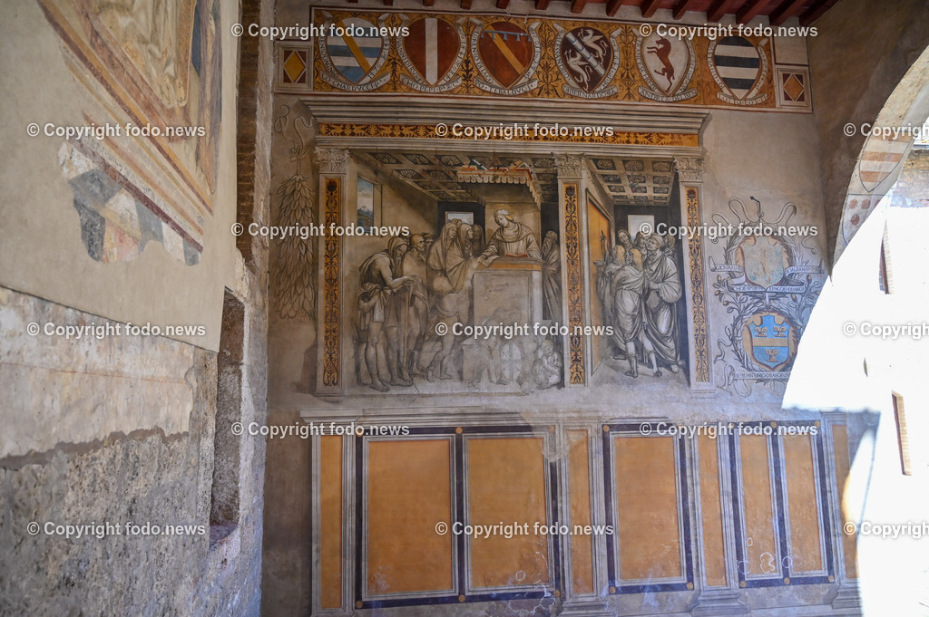 Italien_ Toskana_ San Gimignano_ 31.05.2024-152 | 31.05.2024, Italien, ITA, Toskana, San Gimignano im Bild Stadtansichten Gebäude, Architektur, Touristen, Historisch, Souvenir, Ansichten der berühmten Stadt San Gimignano in der Toskana-Italien - View of the famous town San Gimignano in Tuscany-ItalySan Gimignano ist eine italienische Kleinstadt in der Toskana mit einem mittelalterlichen Stadtkern. San Gimignano wird auch die Stadt der Türme genannt. Die Stadt liegt in der Provinz Siena. Sie gehört neben Florenz, Siena und Pisa zu den von Touristen meist besuchten Zielen in der Toskana.