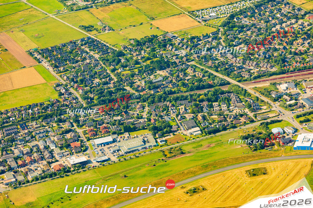 Schrägluftbild  Tinnum  Sylt - Das Luftbild wurde 2025 vom UL-Flugzeug heraus erstellt (ohne Drohne- keine Drohnenaufnahme ) - Hochauflösende Luftaufnahme -Nicht vergleichbar mit Google Maps oder Satelittenbilder- Die Geschenkidee !Mit Lizenz und Bildrechte bestellbar
