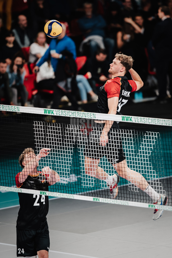Volleyball | Männer | Testspiel | Deutschland vs. Italien | 26.05.2025 | Bastian Korreck (#37, Deutschland) beim Aufwärmen