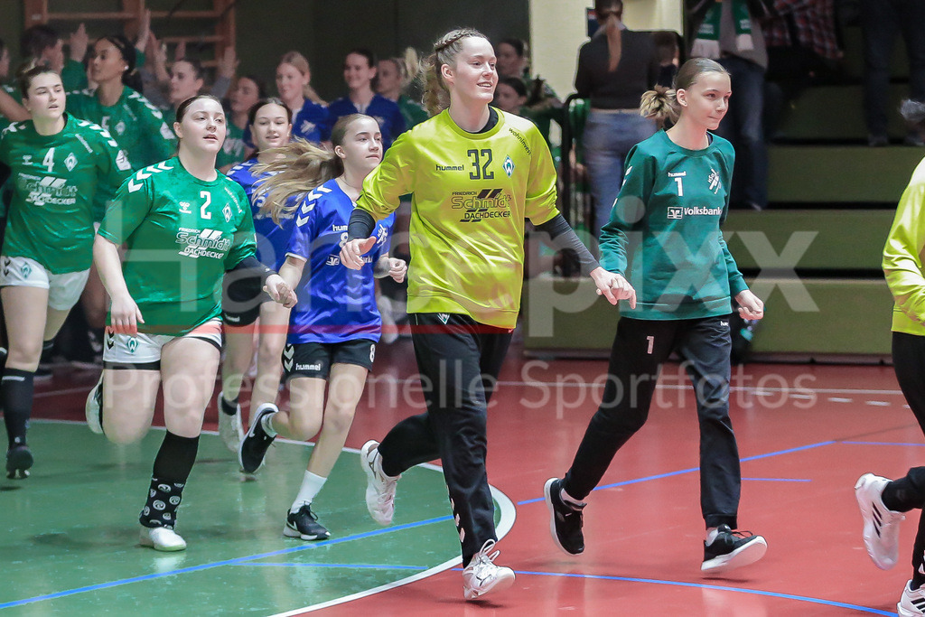 Handball, 2. Bundesliga Frauen, SV Werder Bremen - HSG Freiburg | v.li.: Emily Beyer (SV Werder Bremen, 2) und Wioleta Pajak (Torhüterin, Torwart, SV Werder Bremen, 32) beim Einlaufen