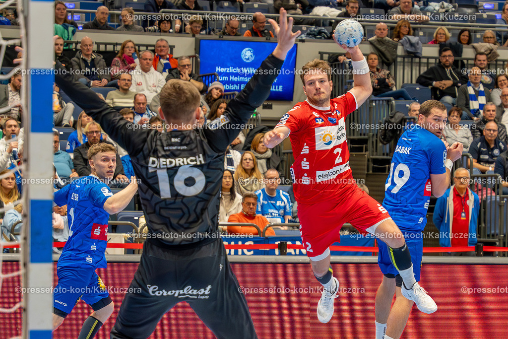 KKU01122401011 | 01.12.2024, xkkux, Handball, 2.BL, Bergischer HC - HSG Nordhorn-Lingen, Düsseldorf, PSD-Bank Dome, 2. Bundesliga, Saison 2024 2025: Torhüter Lukas Diedrich (BHC #16) verteidigt gegen Frieder Bandlow ( 2 HSG Nordhorn-Lingen) 
