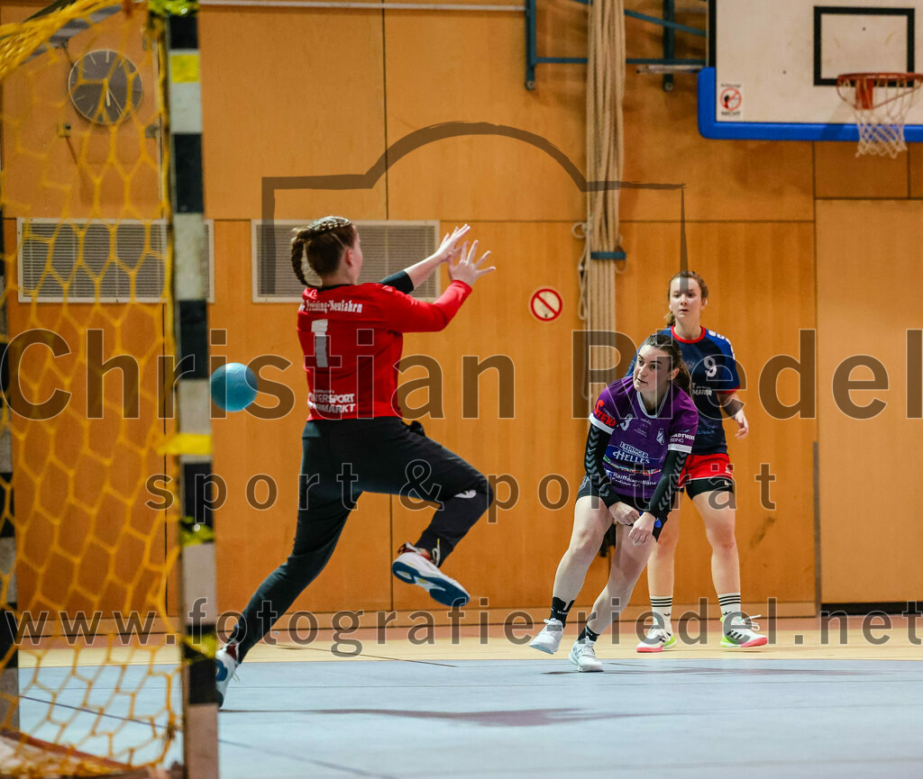 2023-12-09_041_SpVgg_Altenerding_gegen_HSG_Freising-Neufahrn | Erding, Deutschland, 09.12.2023:
Handball, Bezirksoberliga Frauen Altbayern 2023 / 2024, 9. Spieltag, SpVgg Altenerding gegen HSG Freising-Neufahrn, Endergebnis: 29:28

Nadine Krings (HSG Freising-Neufahrn, #1), Katharina Künstner (SpVgg Altenerding, #23), Franziska Edler (HSG Freising-Neufahrn, #9)

Foto: Christian Riedel / fotografie-riedel.net