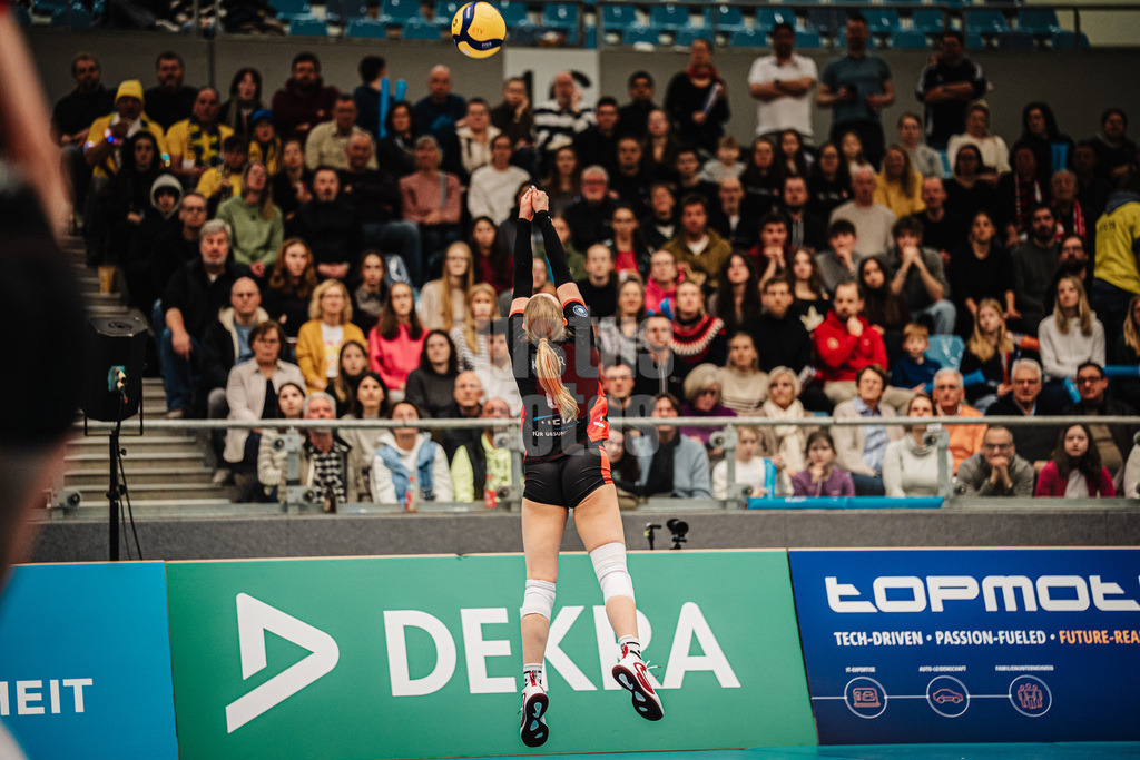 Volleyball | Frauen | Saison 2025/2026 | Volleyball Bundesliga | ETV Hamburger Volksbank Volleys vs. SSC Palmberg Schwerin | 17.01.2026 | Zoe Konjer (#8, ETV Hamburger Volksbank Volleys) rettet den Ball