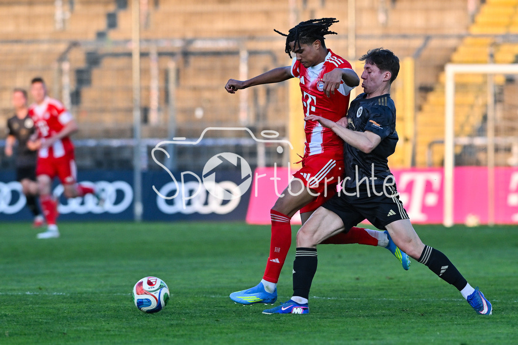 FC Bayern Amateure - SpVgg Ansbach | MUNICH, GERMANY - 17. APRIL: im Duel Julien YANDA (FC Bayern München II 16) und Lus ALTHAUS (SpVgg Ansbach 18) während dem Match zwischen den Amateuren des FC Bayern München und der SpVgg Ansbach am 29. Spieltag der Regionalliga Bayern im Grünwalder Stadion