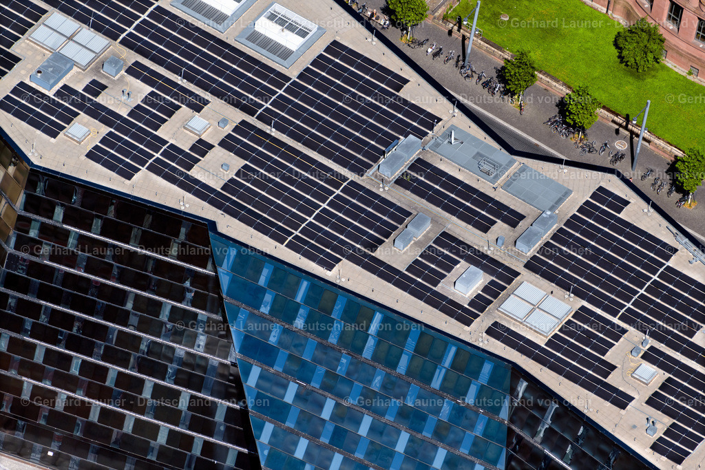 4033325 | FREIBURG IM BREISGAU 30.06.2020 Modernes Bibliotheks- Gebäude der Universitätsbibliothek am Platz der Universität und das Theater Freiburg am Platz der alten Synagoge in Freiburg im Breisgau im Bundesland Baden-Württemberg, Deutschland. Weiterführende Informationen bei: Universitätsbibliothek Freiburg. // Glass facade of the library building of the university Freiburg together with the Theater Freiburg ( Freiburg City Theater ) in Freiburg im Breisgau in the state Baden-Wurttemberg, Germany. Further information at: Universitaetsbibliothek Freiburg. Foto: Gerhard Launer