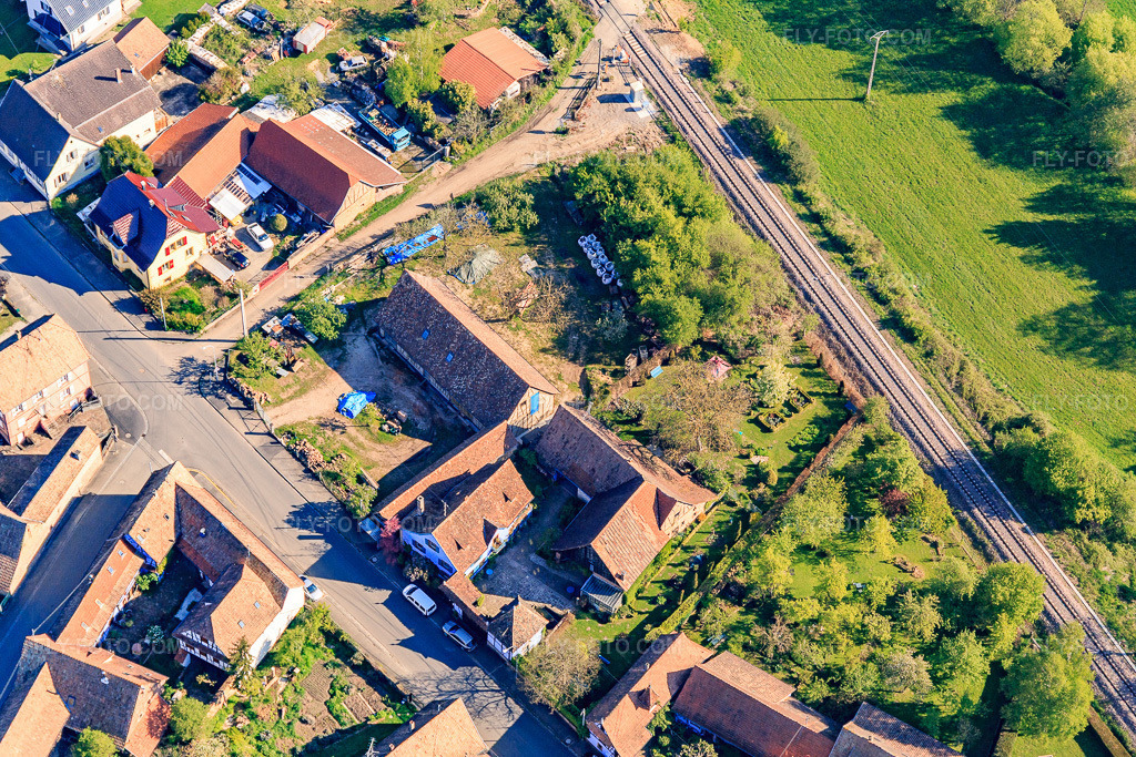 Aerial view: Bauer cauneille in Uttenhoffen in the state Bas-Rhin, France. – Photo: IMG_099418.jpg taken on 04/30/2017 by Werner Riehm/FLY-FOTO.com – Resolution of the original: 5203 x 3469 px