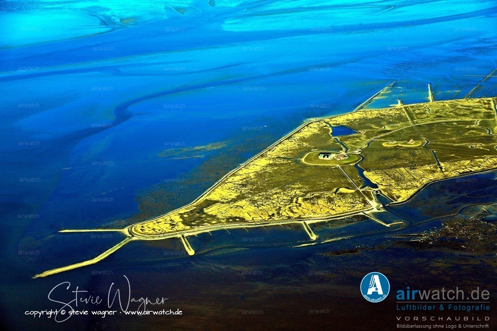 Die Steinkante an der Küste schützt die Hallig Nordstrandischmoor vor Landverlust - Luftbild | Die Steinkante an der Küste schützt die Hallig heute vor weiterem Landverlust – doch die Hallig bleibt ein lebendiges Beispiel dafür, wie eng das Leben an der Nordsee mit den Gezeiten und den Kräften des Meeres verknüpft ist.
