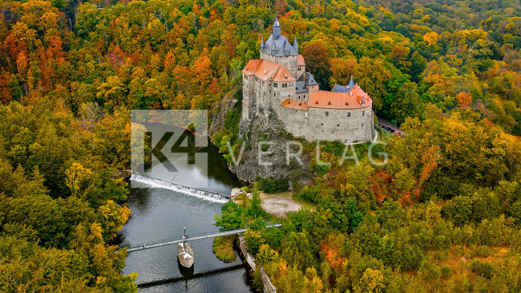 Wandbild-Pano-Burg-Kriebstein-Luftbild-DJI_20231003154043_0012 | Burg Kriebstein im Herbst aus der Vogelperspektive - Realisiert mit Pictrs.com