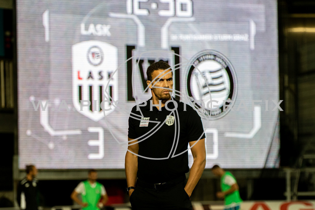 Linzer ASK vs SK Sturm Graz | PASCHING, AUSTRIA, ,17.JUN.20 - SOCCER - tipico Bundesliga, championship group, Linzer ASK vs SK Sturm Graz. Image shows head coach Valerien Ismael (LASK).
Photo: SMP/Andreas Willdoner