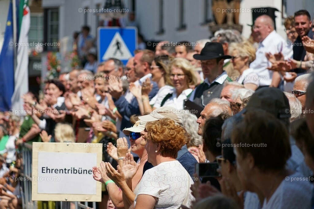 00-Impressionen-Tribuene-Bundesmusikfest-2023-Juni16-Reutte-DSC06567 | Info aus dem Bezirk Reutte/Ausserfern Tirol sowie eine umfangreiche Bilddatenbank über die gesamte Region: Lechtal, Talkessel Reutte, Tannheimertal, Zwischentoren. Lech, Plansee, Zugspitze, Grenztunnel, B179, Fernpassstraße, Verkehr, Lawinen, Tradition, - Realisiert mit Pictrs.com