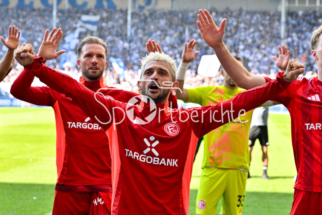 1. FC Magdeburg - Fortuna Düsseldorf | Die Spieler der Fortuna versammeln sich nochmal vorm Gaesteblock und bedanken sich bei den mitgereisten Fans / 2. Bundesliga: 1. FC Magdeburg - Fortuna Duesseldorf, Avnet-Arena am 18.05.2025 / DFL REGULATIONS PROHIBIT ANY USE OF PHOTOGRAPHS AS IMAGE SEQUENCES AND/OR QUASI-VIDEO /  Matthias ZIMMERMANN (Fortuna Duesseldorf 25)