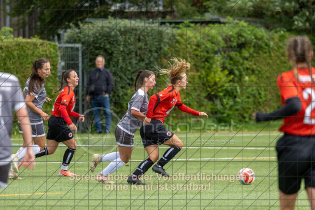 20251005_111747_0217 | Jessica Mroz (1.Göppinger SV #22)1.Göppinger SV (rot) vs. SGM Aufhausen/Nellingen (grau), Fußball, Frauen-Regionenliga 3 - WfV, 04. Spieltag, Saison 2025/2026, Kunstrasenplatz Nord, Hohenstaufenstr. 116, 73033 Göppingen, 05.10.2025 - 11:00 Uhr,Foto: PhotoPeet-Sportfotografie/Peter Harich