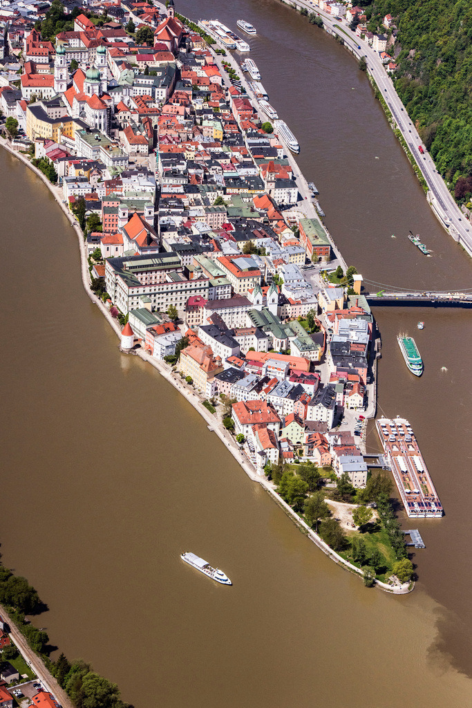 dr__0012503.jpg | PASSAU 11.05.2017 Die kreisfreie Universitätsstadt Passau im Bundesland Bayern. Aufgrund des Zusammenflusses der Flüsse Ilz, Inn und Donau, wird Passau auch "Dreiflüssestadt" genannt. // The university town of Passau in the state of Bavaria. Because of the junction of the rivers Ilz, Inn and Danube, Passau is also called "Three Rivers Town". Foto: Daniel Reiter