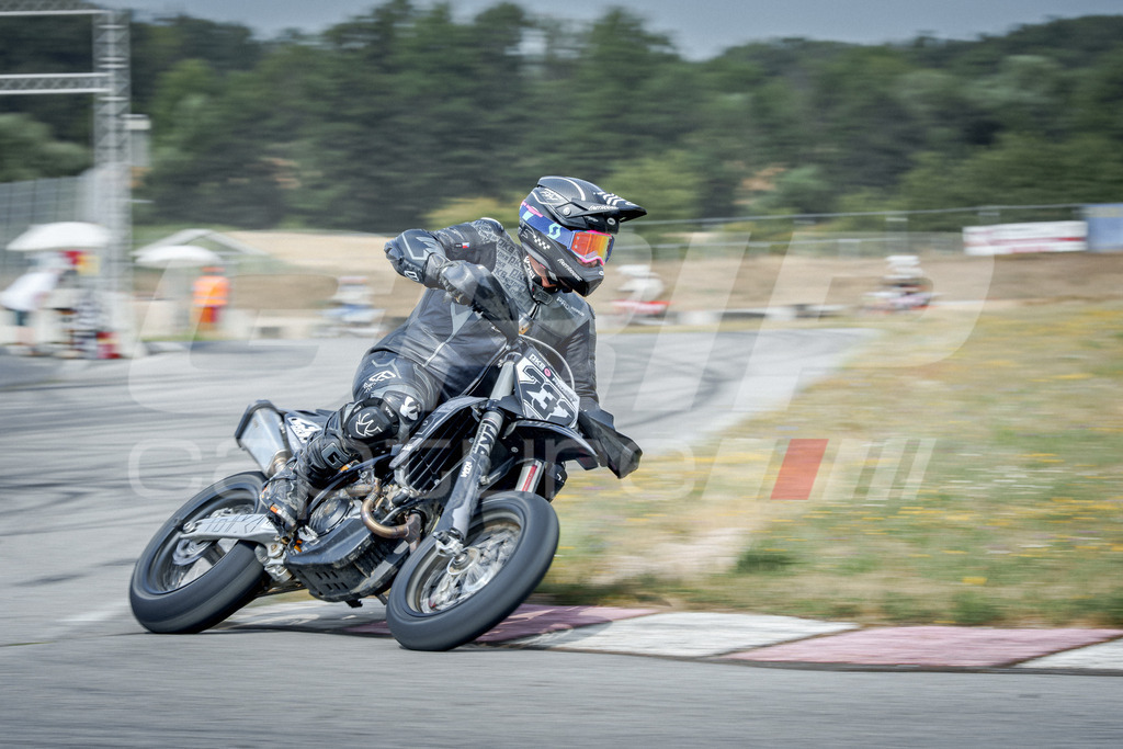 SuperMoto_Staatsmeisterschaft_Fuglau-564 | GRIPcapture steht für authentische Sportfotografie in Österreich – für Momente, die mehr sind als Geschwindigkeit oder Ergebnis. Es geht um Emotion, Spannung, Fokus und den Augenblick, der oft nur einen Wimpernschlag dauert.Ob Motorsport, Teamsport oder 