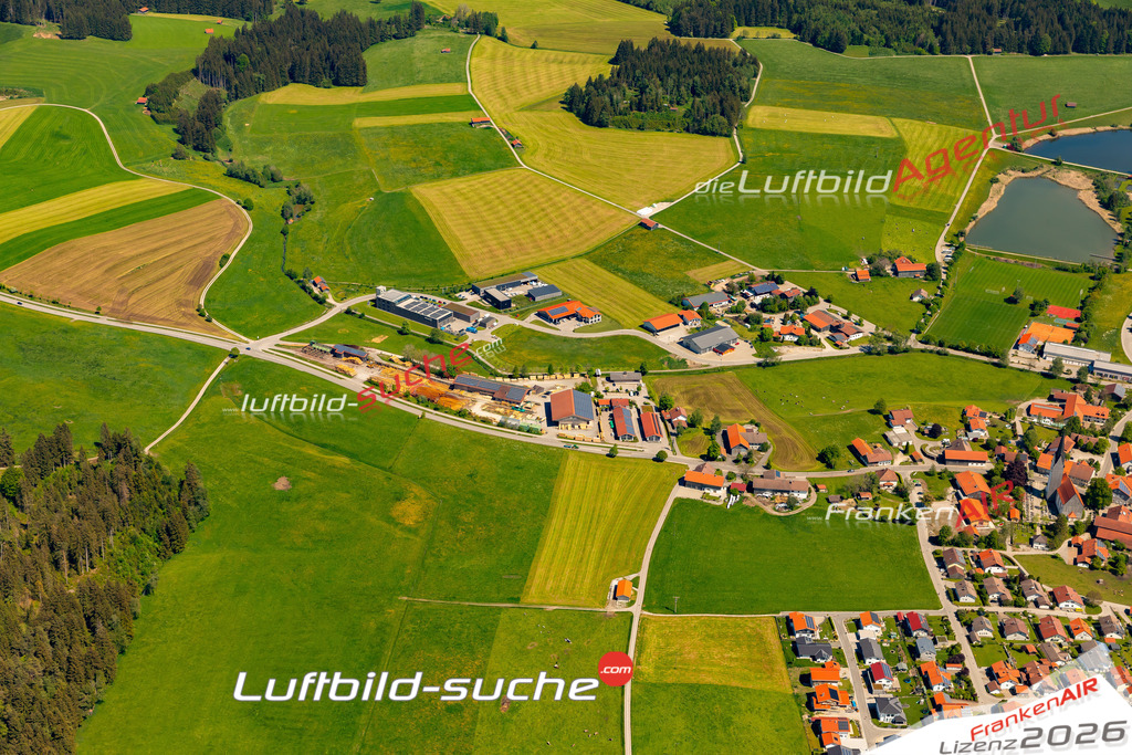 Das Luftbild zeigt :  Wald - Die Luftaufnahme wurde 2024 vom UL-Flugzeug aus erstellt ( keine Drohne ) - Hochauflösende Luftaufnahme - Für grossformatige Ausdrucke geeignet. Die Geschenkidee !Mit Lizenz und Bildrechte bestellbar