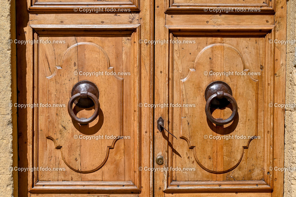 Italien_ Toskana_ San Gimignano_ 31.05.2024-163 | 31.05.2024, Italien, ITA, Toskana, San Gimignano im Bild Stadtansichten Gebäude, Architektur, Touristen, Historisch, Souvenir, Ansichten der berühmten Stadt San Gimignano in der Toskana-Italien - View of the famous town San Gimignano in Tuscany-ItalySan Gimignano ist eine italienische Kleinstadt in der Toskana mit einem mittelalterlichen Stadtkern. San Gimignano wird auch die Stadt der Türme genannt. Die Stadt liegt in der Provinz Siena. Sie gehört neben Florenz, Siena und Pisa zu den von Touristen meist besuchten Zielen in der Toskana.