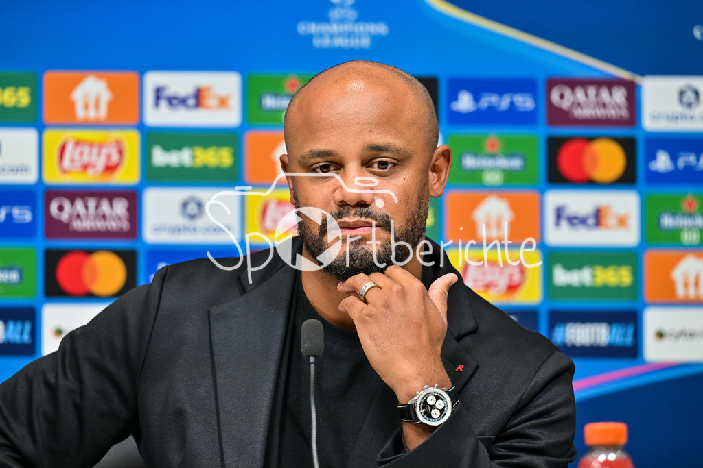 Paphos FC - FC Bayern München | im Bild Vincent KOMPANY Trainer FC Bayern Muenchen auf der Pressekonferenz vor dem Spiel in Pafos / Einzelfoto / Freisteller