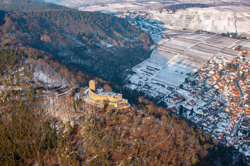 Winterlich schneebedeckte Ruine und Mauerreste der ehemaligen Burganlage und Feste  Burg Landeck | Luftbild: Winterlich schneebedeckte Ruine und Mauerreste der ehemaligen Burganlage und Feste  Burg Landeck in Klingenmünster im Bundesland Rheinland-Pfalz in Deutschland. Foto: IMG_24514.jpg vom 16.02.2010 durch Werner Riehm/FLY-FOTO.de - Realisiert mit Pictrs.com