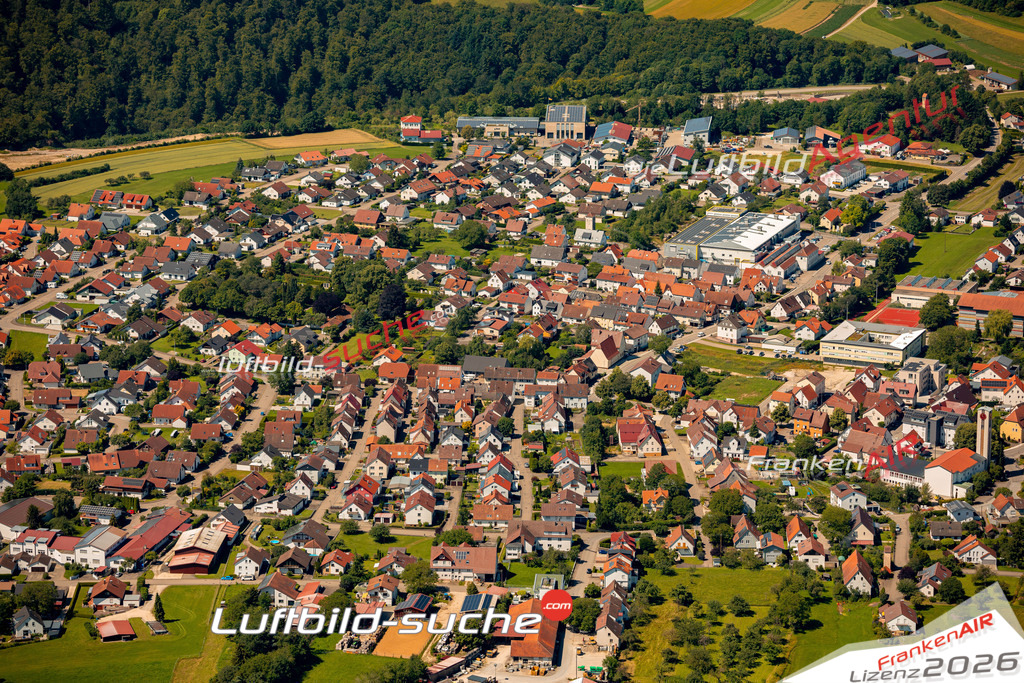 Das Luftbild zeigt :  Hülben - Die Luftaufnahme wurde 2024 vom UL-Flugzeug aus erstellt ( keine Drohne ) - Hochauflösende Luftaufnahme - Für grossformatige Ausdrucke geeignet. Die Geschenkidee !Mit Lizenz und Bildrechte bestellbar