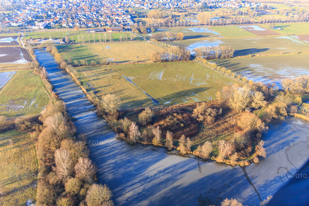 Luftbild: Gefrorener Panzergraben am Bienwaldrand in Steinfeld im Bundesland Rheinland-Pfalz in Deutschland. Foto: IMG_145284.jpg vom 14.01.2025 durch Werner Riehm/FLY-FOTO.de