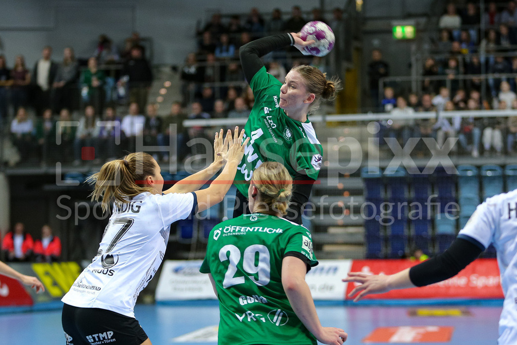 Handball, Bundesliga Frauen, VfL Oldenburg - Thüringer HC | v.li.: Kerstin Kündig (Thüringer HC, THC, 27) und Toni Reinemann (VfL Oldenburg, 4) beim Wurf, am Ball, Spielszene, Aktion, Action