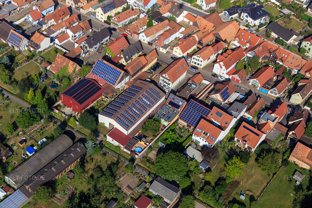 Luftbild: Scheuern mit PV-Dächern an der Rheinstr in Kandel im Bundesland Rheinland-Pfalz in Deutschland. Foto: IMG_095002.jpg vom 24.09.2016 durch Werner Riehm/FLY-FOTO.de