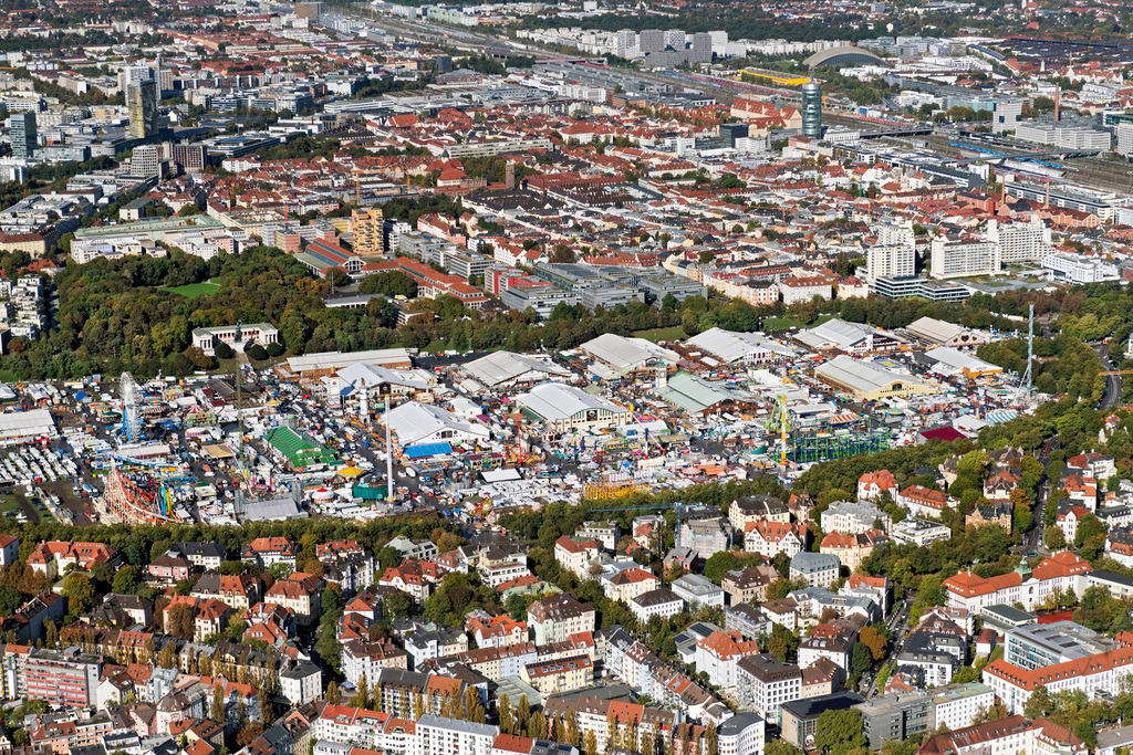 dr__0054291.jpg | MüNCHEN 07.10.2024 Festgelände des Münchener Oktoberfestes auf der Theresienwiese in München im Bundesland Bayern. Weiterführende Informationen bei: Portal München Betriebs-GmbH & Co. KG. // Festival grounds of the Munich Oktoberfest on the Theresienwiese in Munich in the state of Bavaria. Further information at: Portal Muenchen Betriebs-GmbH & Co. KG. Foto: Daniel Reiter