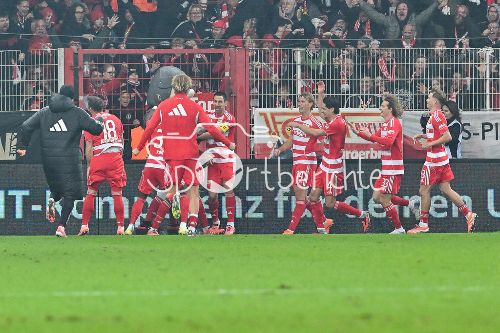 1. FC Union Berlin - FC Bayern München | berlin, DEUTSCHLAND - 8. NOVEMBER: Jubel der Hauherren nach dem Treffer zum 2-1 durch Danilho DOEKHI (Union Berlin 5) - Tor / Torschuetze / Freude / Happy - während dem Bundesligamatch zwischen dem 1. FC Union Berlin und dem FC Bayern München am 10. Spieltag im Stadion an der alten Försterei am 8. November 2025 in Berlin, Germany / DFL REGULATIONS PROHIBIT ANY USE OF PHOTOGRAPHS AS IMAGE SEQUENCES AND/OR QUASI-VIDEO