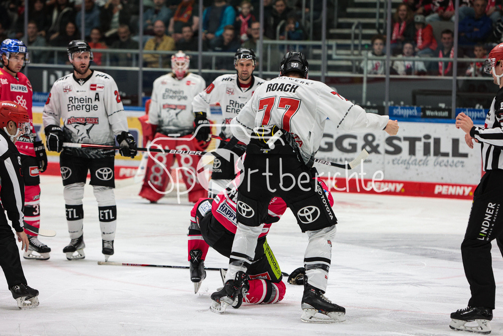 Augsburger Panther - Koelner Haie  | Alexander ROACH (KEC #77) und Adam Payerl (AEV #11) haben einen Kampf auf dem Eis / Fight / Boxing / Boxen / Kaempfen / Kämpfen