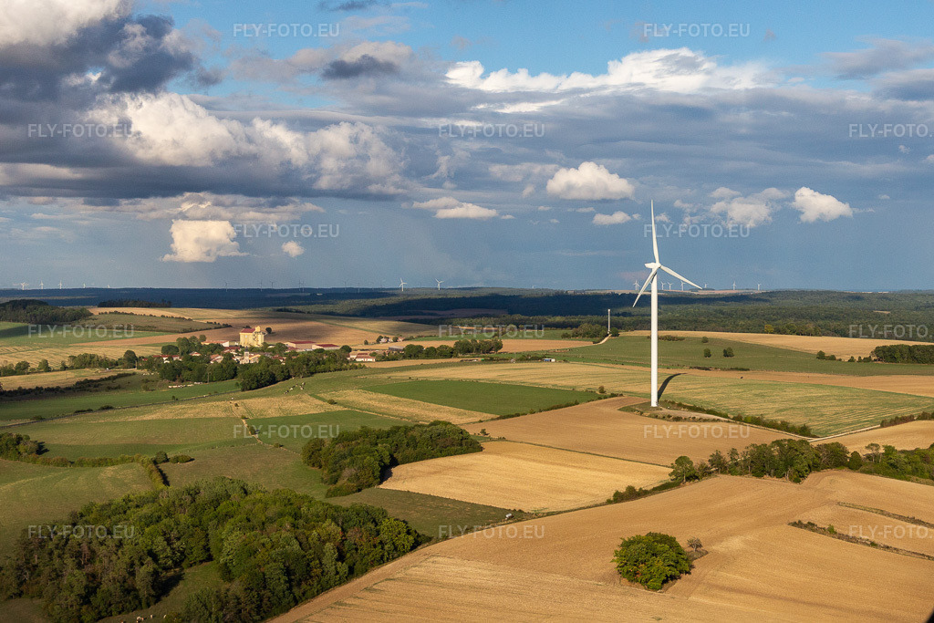 Vue aérienne: Vue de la ville à Germay dans le département Haute Marne, France. Photo: IMG_134299.jpg prise le 03/09/2022 par Werner Riehm/FLY-FOTO.eu – Résolution de l'original: 3801 x 2534 px