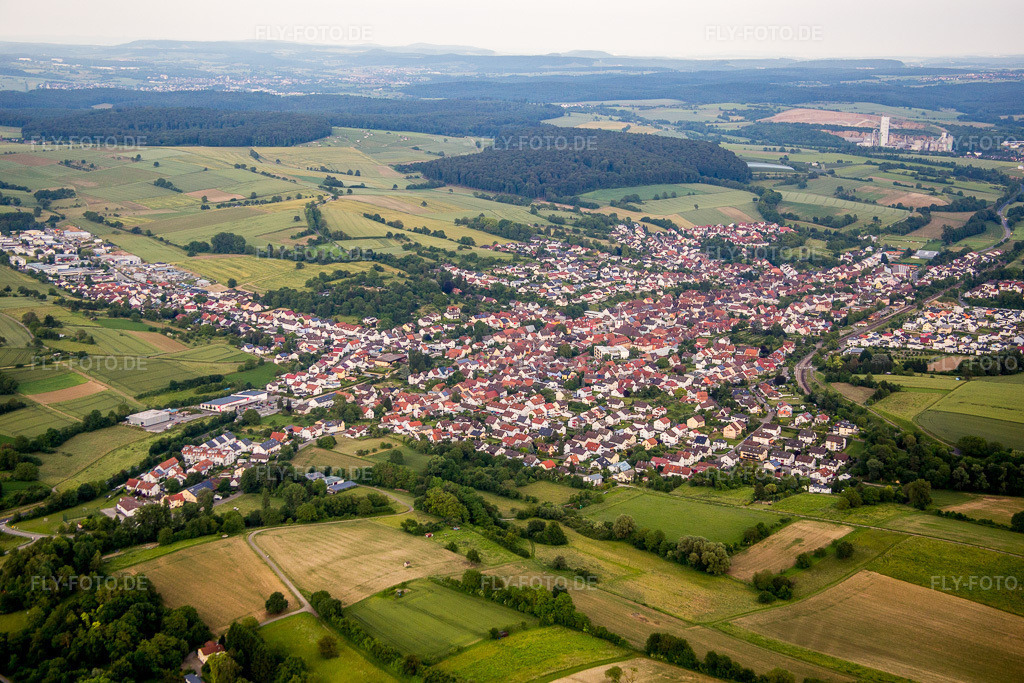 Luftbild: Ortsansicht von Westen im Ortsteil Jöhlingen in Walzbachtal im Bundesland Baden-Württemberg in Deutschland. Foto: IMG_089299.jpg vom 10.06.2016 durch Werner Riehm/FLY-FOTO.de