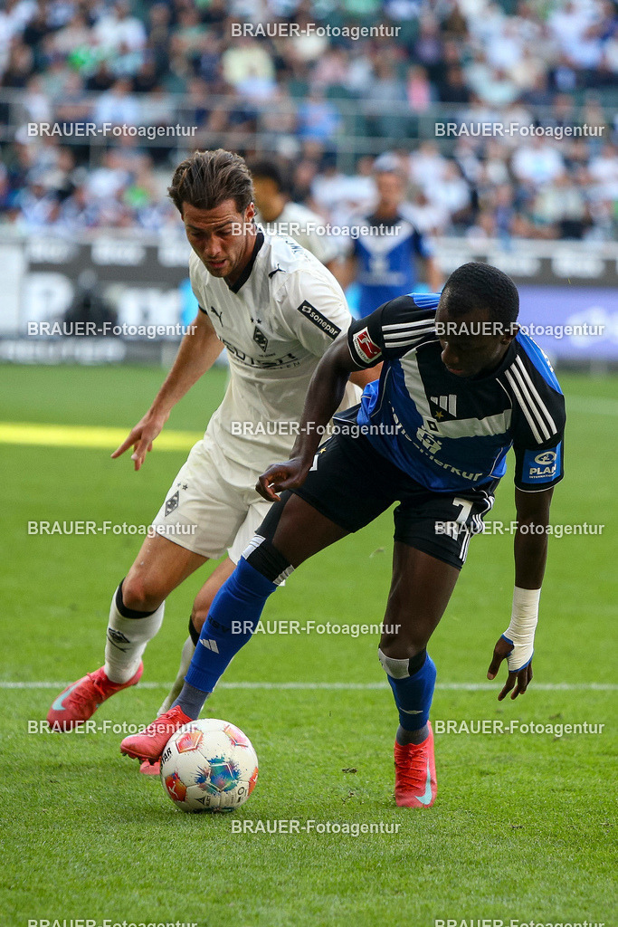 Borussia Mönchengladbach vs Hamburger SV - Bundesliga  | Mönchengladbach, Deutschland, 24.08.25:   Joseph Michael Scally (Borussia Mönchengladbach) und Jean-Luc Dompe (Hamburger SV) im Kampf um den Ball waehrend des Spiels der Bundesliga zwischen Borussia Mönchengladbach vs Hamburger SV im Stadion im Borussia Park(Foto von Brauer-Fotoagentur / Adrian Schlueter)