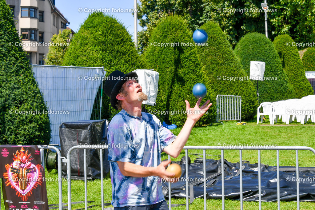 Deutschland_ Baden-Wuerttemberg_ Friedrichshafen am Bodensee_ 09.08.2025-6 | 09.08.2025, Deutschland, GER, Baden Wuerttemberg, Friedrichshafen am Bodensee, im Bild Themenbild, Jongleur, Straßenkuenstler, Jonglieren, Baelle, Keulen, Hutgeld, Straßenshow, Passanten, Publikum, Unterhaltung, Kleinkunst, Artistik, Zirkuskunst, Live-Performance, Fußgaengerzone, Open-Air, Straßentheater, Bewegungskunst, Geschicklichkeit, Balance, Timing, spontane Darbietung, Variete, Symbolbild, Feature