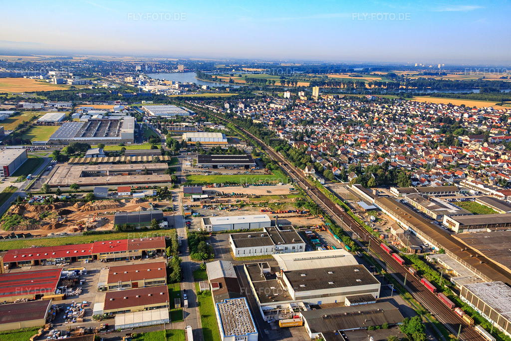 Luftbild: Industriegebiet An d. Flurscheide mit Kunststoff-und Farben GmbH Biebesheim und Suckow & Fischer Systeme GmbH + Co. KG in Biebesheim am Rhein im Bundesland Hessen in Deutschland.Foto: IMG_091372.jpg vom 07.07.2016 durch Werner Riehm/FLY-FOTO.deKunststoff- und Farben-GmbH : D-64584 Biebesheim : Tel. 06258-8006-0Suckow & Fischer Systeme GmbH + Co. KG Biebesheim | Deckenverkleidung, Metallbearbeitung, Spezialdecke