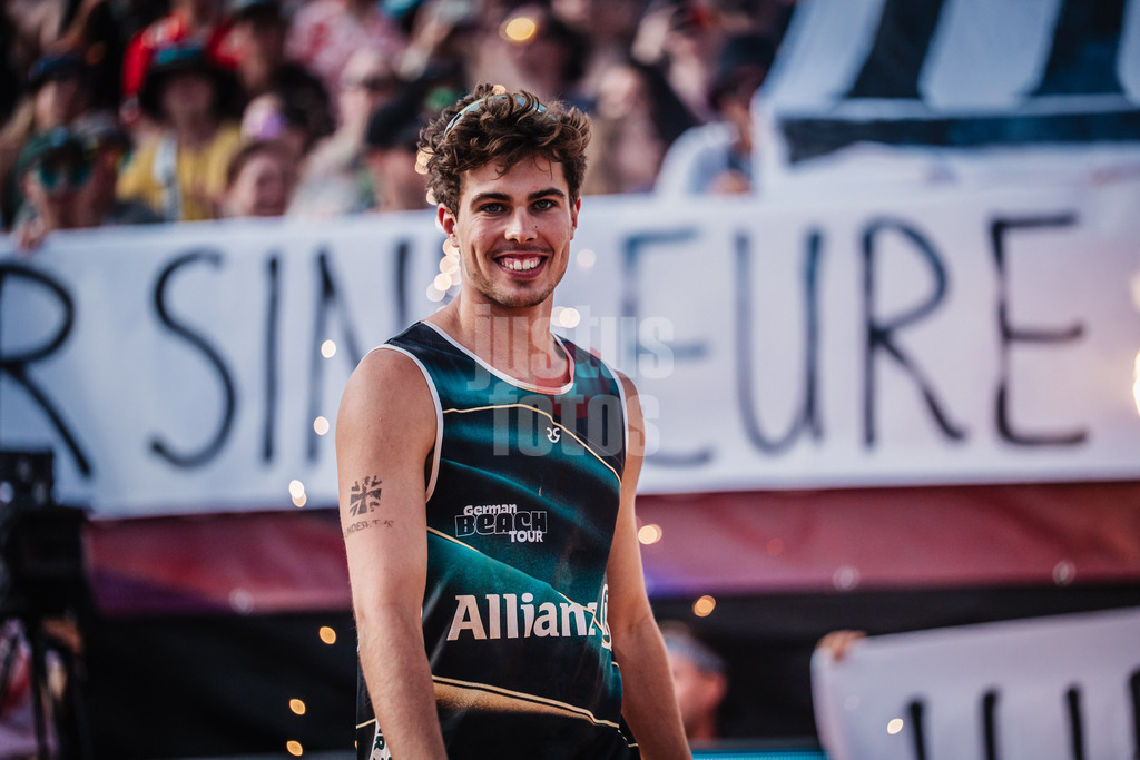 Beachvolleyball | Männer | Allianz German Beach Tour 2025 | Tourstop München | 13.07.2025 | Lui Wüst beim Einlauf in das Stadion